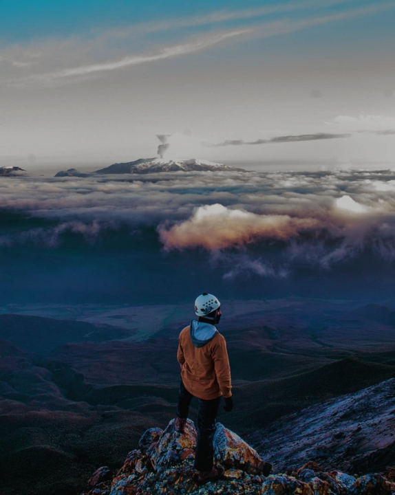 Hombre mirando el horizonte